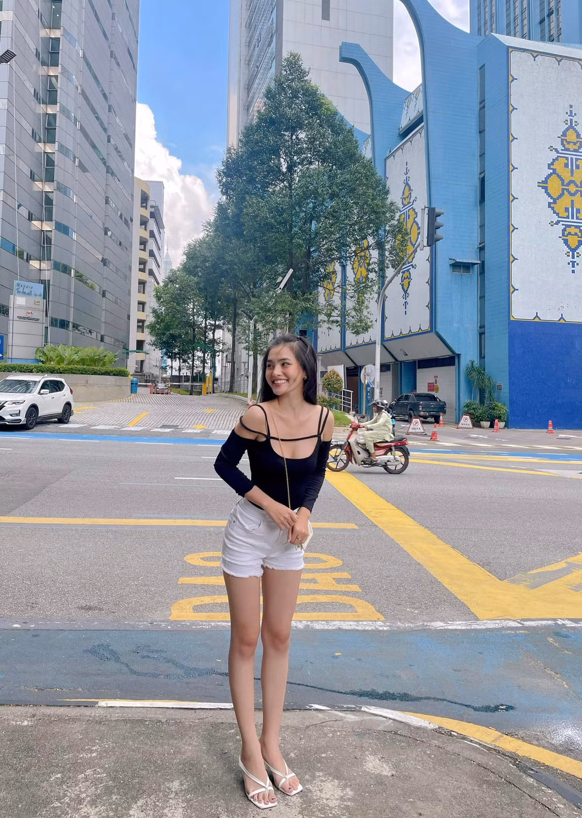 Nữ chính trong MV của Hồ Quang Hiếu cũng tham gia nhiều cuộc thi nhan sắc khác và gặt hái được một số thành công nhất định.