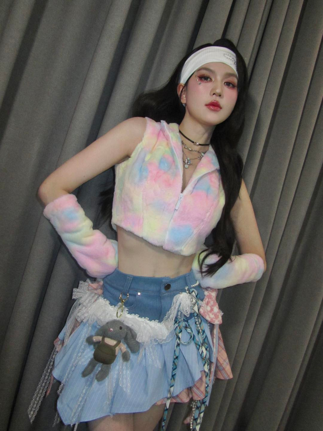 Tuyên ngôn “Yêu mà không có tiền thì cạp đất mà ăn à?” của Ngọc Trinh đã tạo nên một hiện tượng trong cộng đồng mạng và giới trẻ, cổ súy cho lối sống bám của một bộ phận không nhỏ 9x.