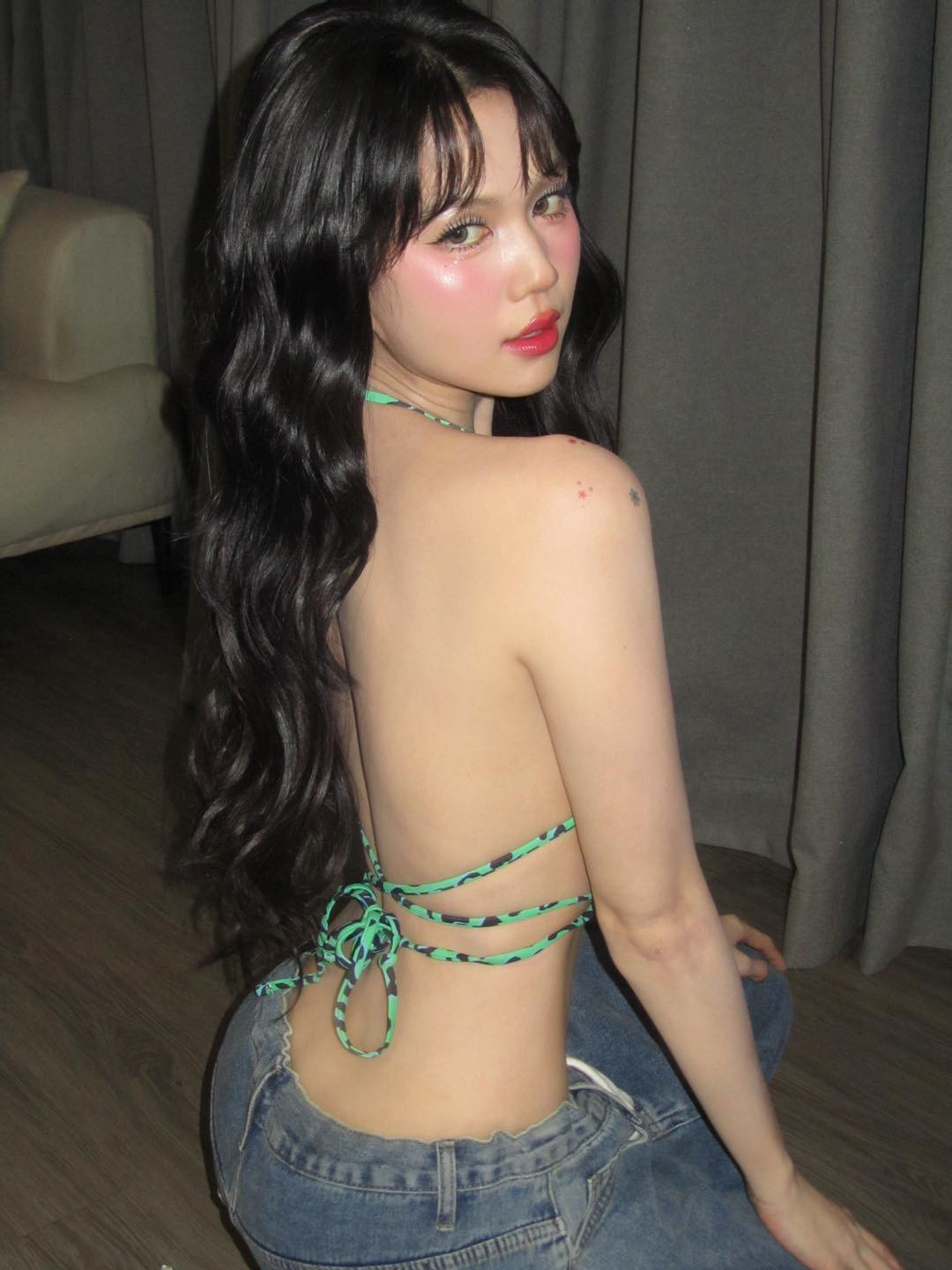 Cách đây chưa lâu, Ngọc Trinh còn mạnh miệng tuyên bố “xã hội đang tôn vinh em”, bởi “nếu xã hội tôn vinh em thì chắc chắn em có một thế mạnh nào đó". Những khái niệm, những định nghĩa mà "nữ hoàng nội y" đưa ra lần nào cũng vấp phải sự phản đối dữ dội của dư luận, bởi những tác động thiếu tích cực cho giới trẻ.