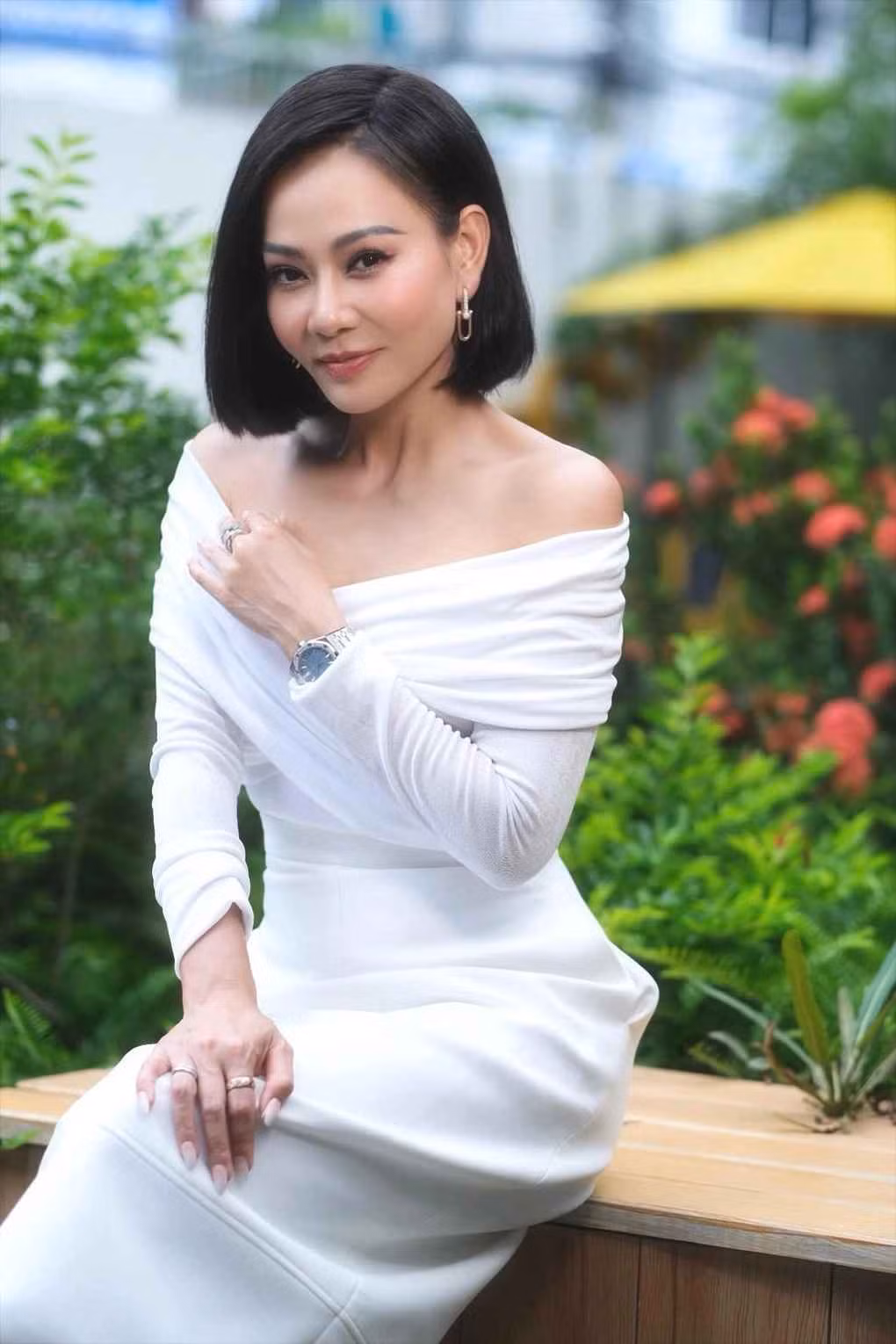 Bên cạnh đó, người đẹp còn được công chúng Việt xưng tụng với vô vàn danh xưng khác nhau như: "Nữ hoàng quyến rũ", "Nữ hoàng khiêu vũ", "Nữ hoàng nhạc dance Việt Nam", "Chuông gió của làng nhạc Việt"... Tất cả danh xưng đó nói lên vẻ gợi cảm và tài năng của nữ ca sĩ tuổi tỵ.