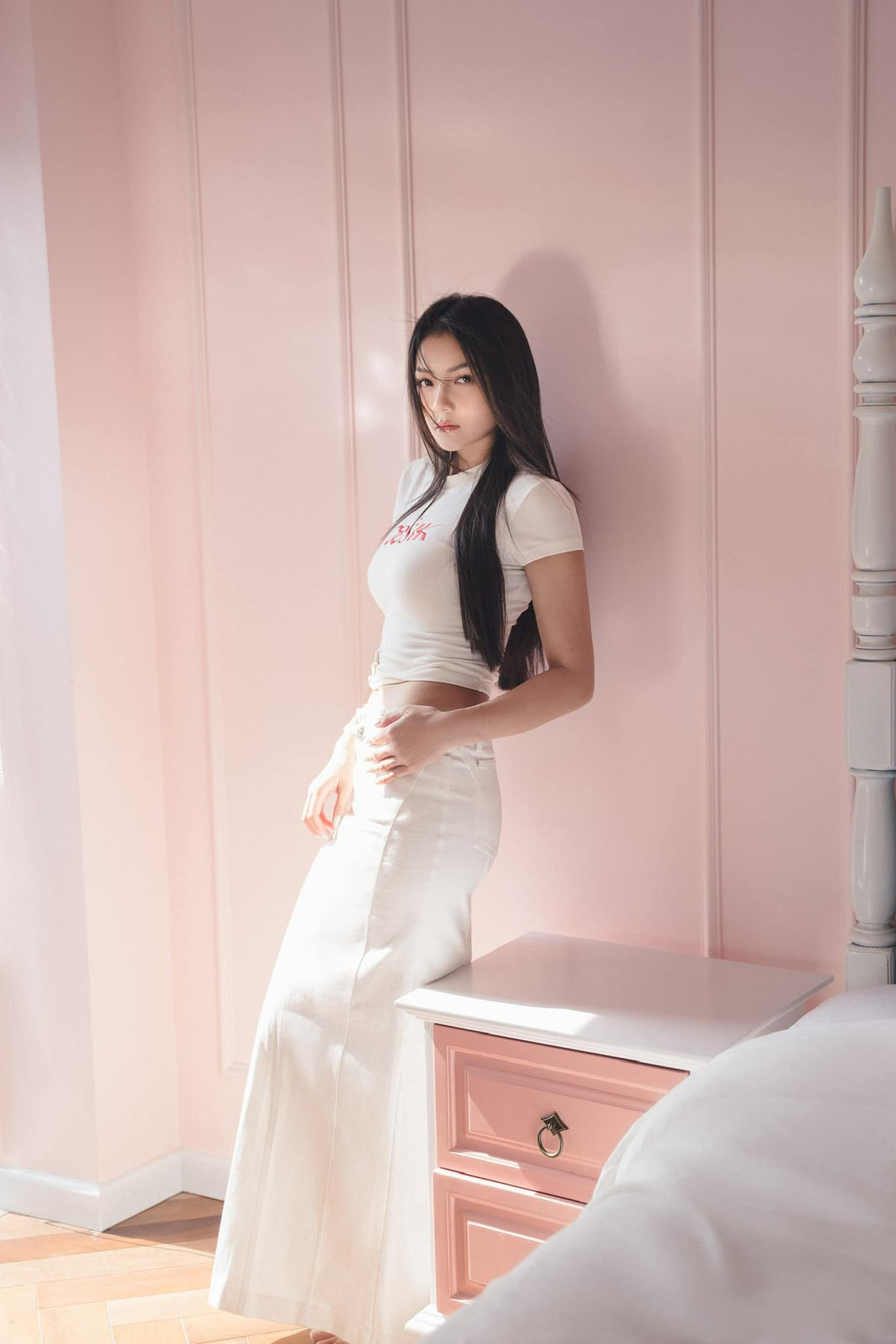 Xuất hiện lần đầu trong điện ảnh với bộ phim Chit và Pi, Minh Thủy cũng từng vào vai nữ chính 18 tuổi trong bộ phim truyền hình Đi qua bóng tối của đạo diễn Vũ Minh Trí. Bộ phim đã được phát trên giờ vàng của kênh VTV1 Đài Truyền hình Việt Nam vào năm 2009.