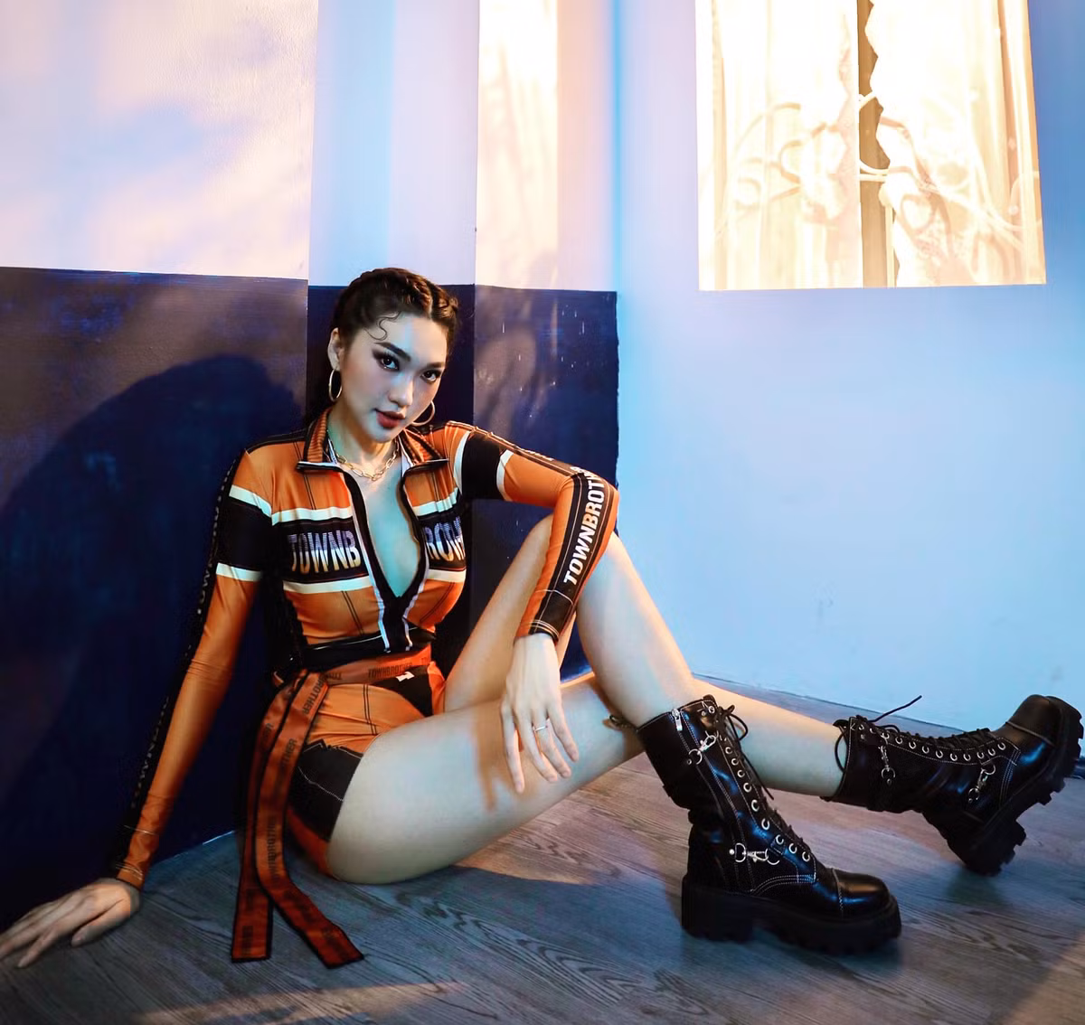 Trước đây, Ngọc Nữ từng dính tin đồn có tình ý với cầu thủ Phan Văn Đức nhưng sau đó mối quan hệ này chỉ là bạn bè.