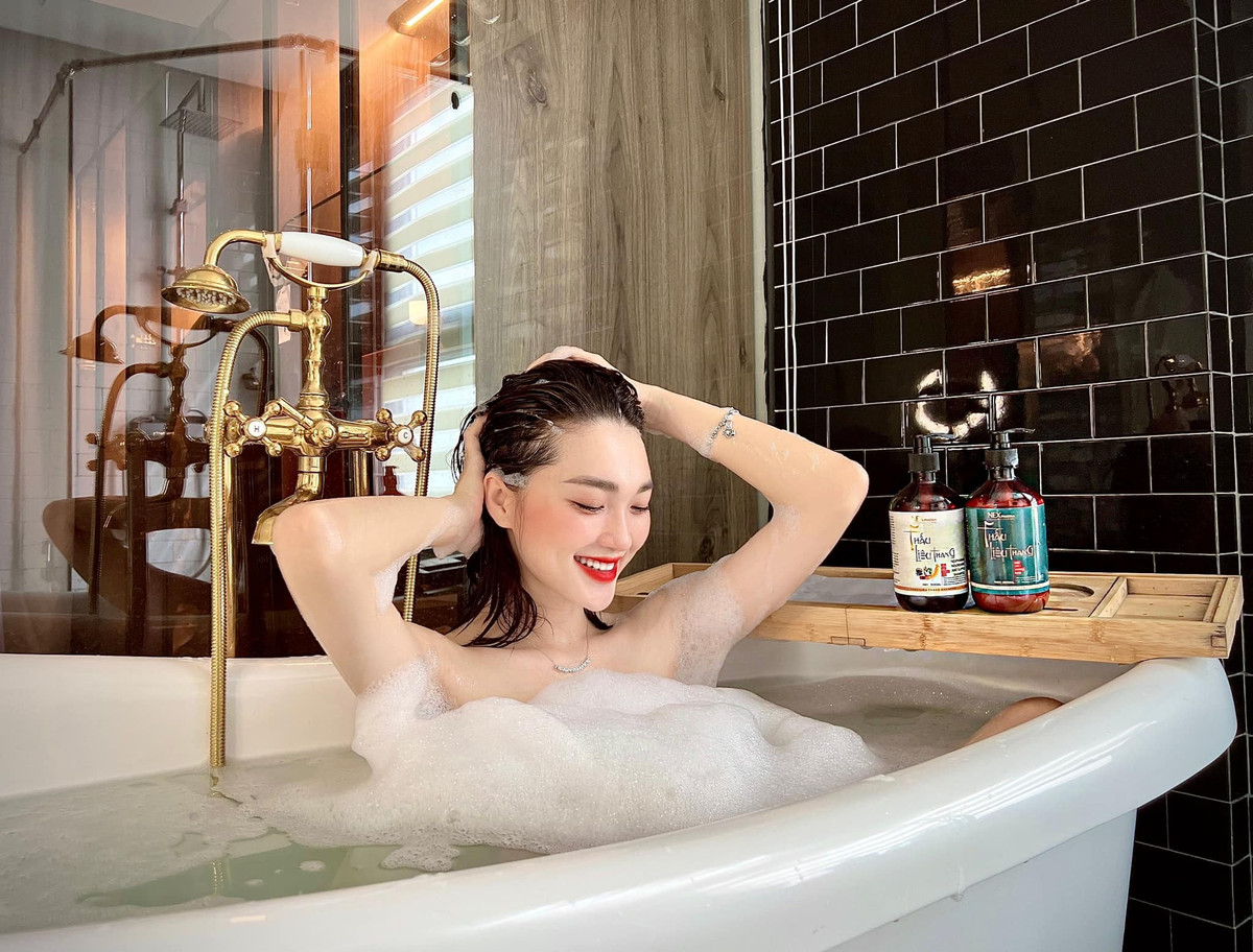 Trong lễ ăn hỏi của Ngọc Hân, Ngọc Nữ nhận được vô vàn lời khen với hình ảnh mặc áo dài màu hồng nữ tính. Dù trang điểm nhẹ nhàng nhưng gương mặt gái xinh vẫn sáng bừng, hút mọi ánh nhìn.