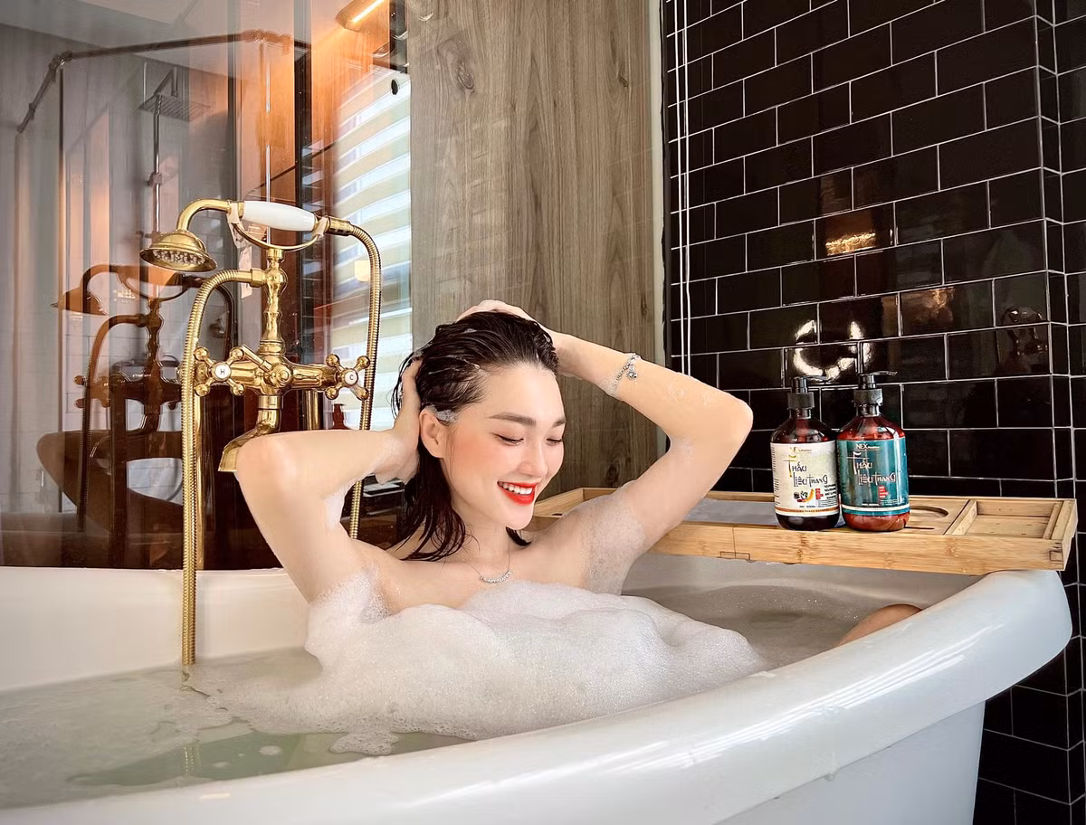 Trong lễ ăn hỏi của Ngọc Hân, Ngọc Nữ nhận được vô vàn lời khen với hình ảnh mặc áo dài màu hồng nữ tính. Dù trang điểm nhẹ nhàng nhưng gương mặt gái xinh vẫn sáng bừng, hút mọi ánh nhìn.