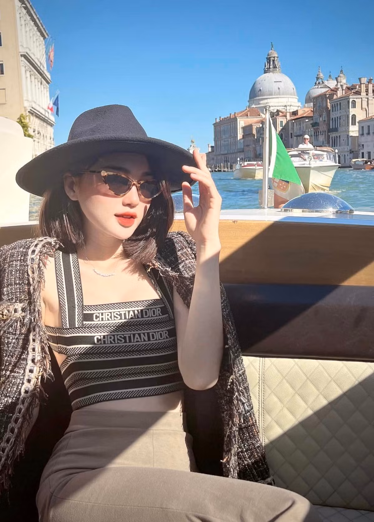 Ngọc Nữ có lượng người theo dõi lớn trên mạng xã hội bởi vẻ đẹp được ví như hoa như ngọc.