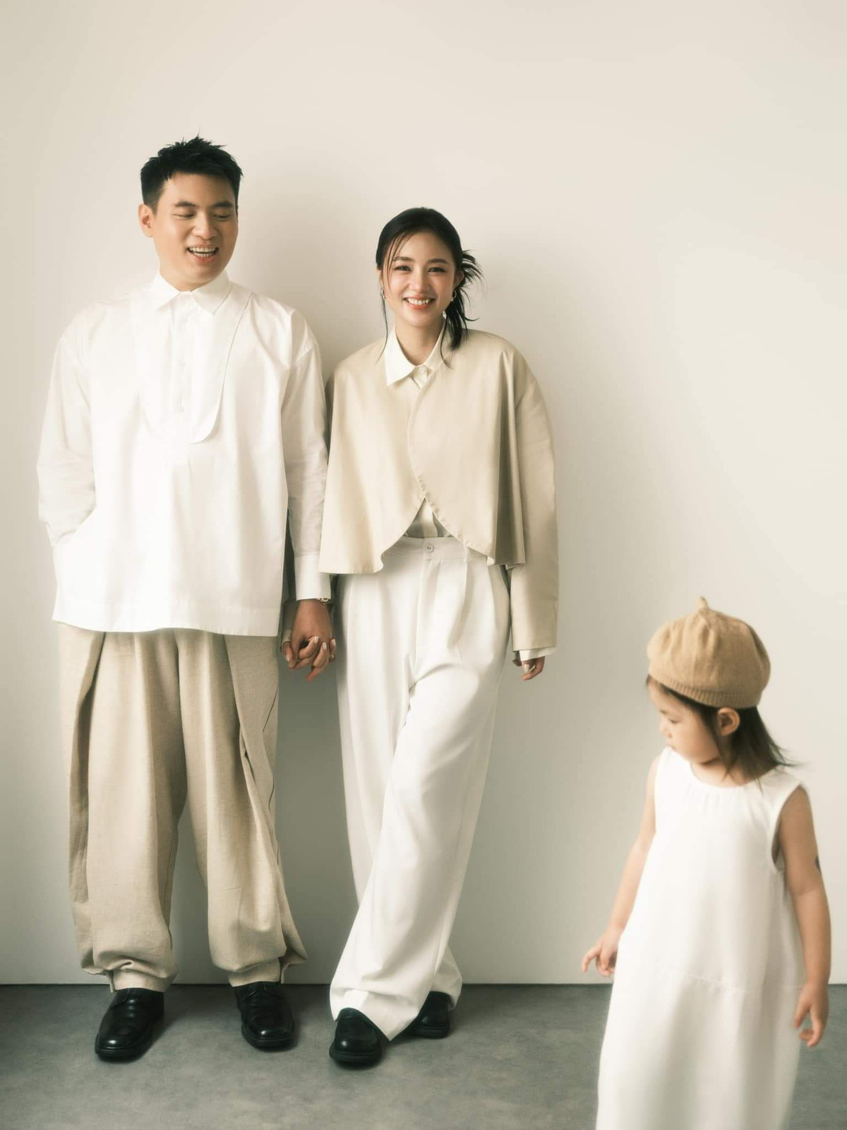 Trong ảnh, gia đình này chọn tông màu trắng - be.