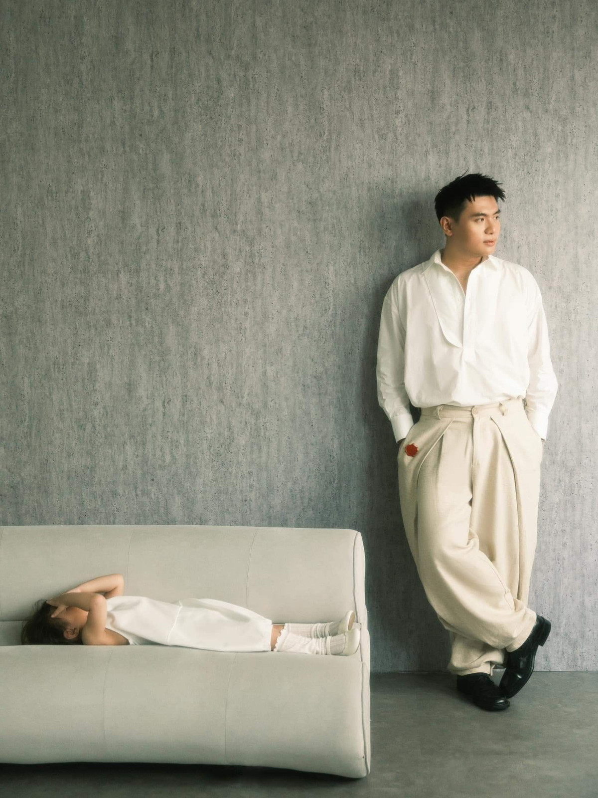 Quá chán nản với việc bố mẹ chụp ảnh lâu, bé Pam đã lăn đùng ra sofa.