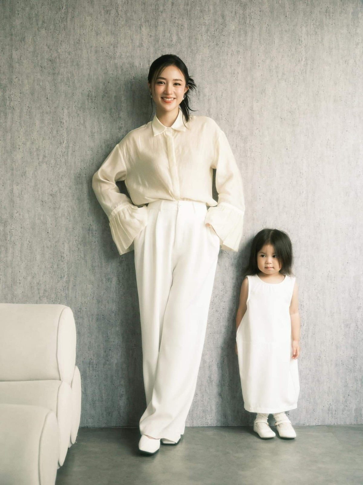 Trong khi mẹ Salim tươi rói thì bé Pam có phần e dè.