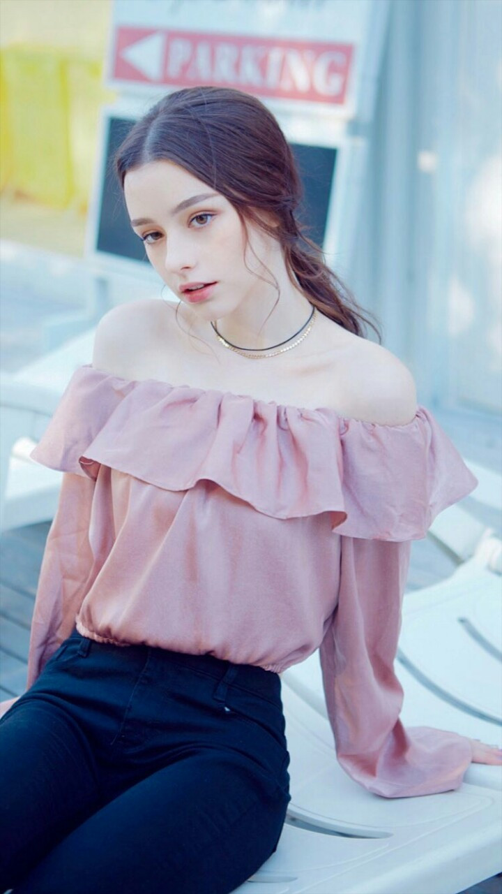 Trong một shoot hình khác, người đẹp Nga diện áo sơ mi, tóc búi lơi nhẹ nhàng.