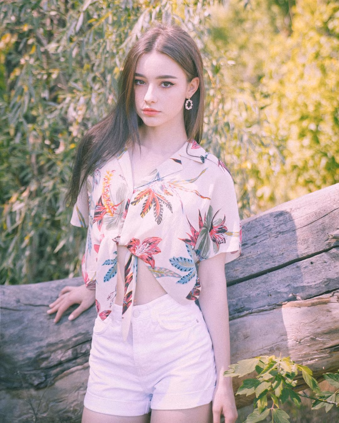 Dasha Taran kết hợp áo sơ mi croptop dáng buộc phá cách với quần short màu trắng. Đây được xem là cách phối đồ cơ bản nhưng luôn mang đến phong cách hợp thời cho người mặc.