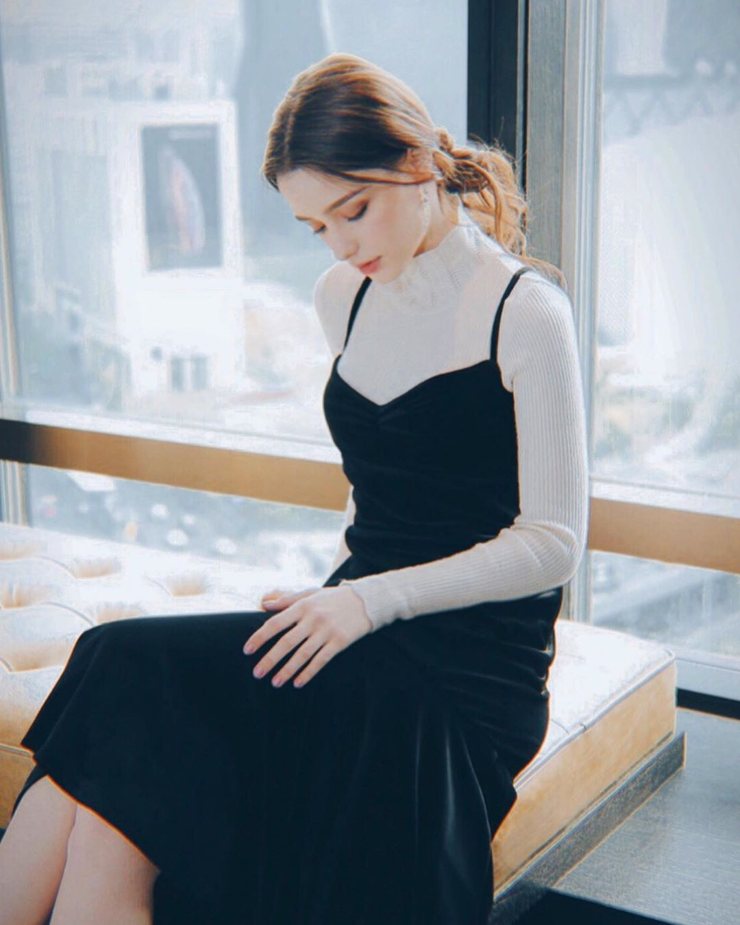 Mỹ nhân 9x diện thiết kế váy hai dây dáng dài, để tóc đơn giản, trang điểm theo kiểu quả đào rất thịnh hành ở Hàn Quốc.