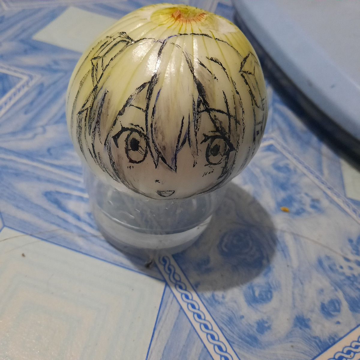 Không chỉ dừng lại ở châm ngôn tình yêu mới lạ về củ hành tây mà xét trên công dụng y học thực tế, loại thực phẩm này cũng giúp ích rất nhiều trong đời sống của con người. Hành tây có lẽ khiến hầu hết giới trẻ bất ngờ khi có tác dụng thanh lọc không khí xung quanh phòng, gian nhà, hạn chế tối đa các vi khuẩn, vi-rút có hại gây bệnh liên quan đến đường hô hấp.