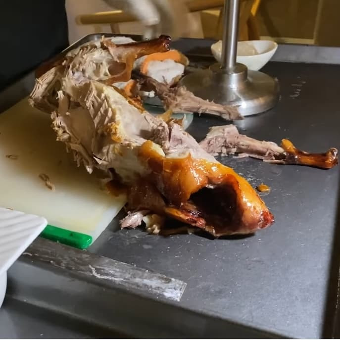 Nói là còn xương chứ thịt vẫn còn 1 đống. Tôi ăn vịt từ Việt Nam, Trung Quốc qua Đài Loan chưa thất ở đâu cắt như vậy. Mà giá vịt còn đắt hơn bò Kobe nữa. Đúng là vịt có thẻ xanh của Mỹ khác với vịt chạy ngoài đồng nha.” – Khoa Pug nhận xét vui.