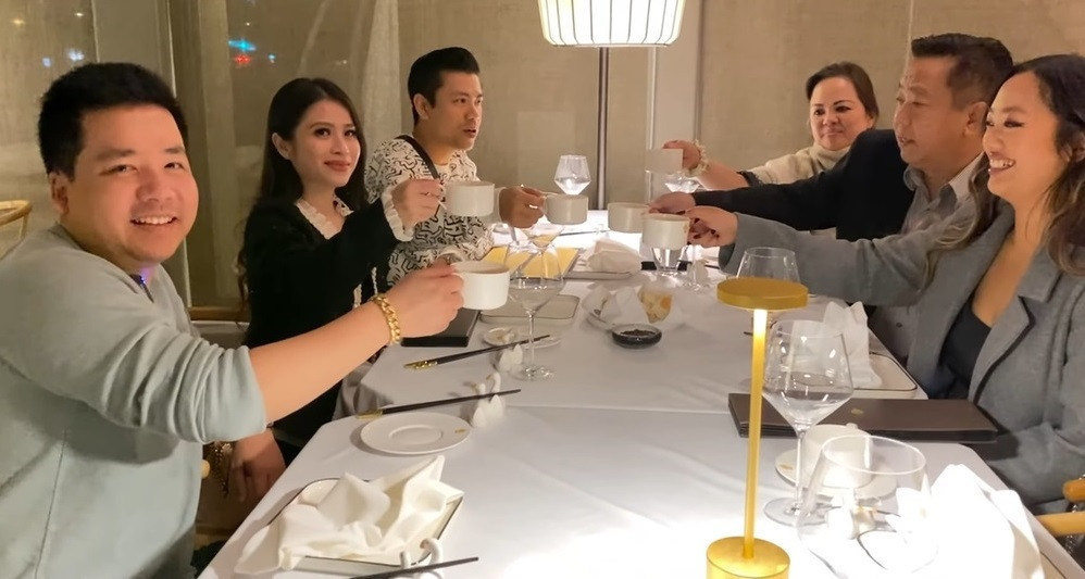 Vừa bước vào bên trong nhà hàng, Khoa Pug đã bị choáng ngợp bởi thiết kế và không gian đẳng cấp. Sau khi chụp ảnh lưu niệm, anh cùng bạn cũng ngồi vào bàn đặt trước.