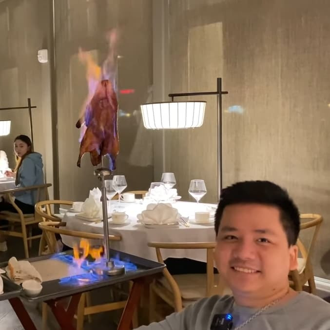 Tại đây, Khoa Pug quyết định thử món nổi tiếng nhất của nhà hàng, được anh gọi là món vịt đắt nhất thế giới với giá 3 triệu đồng cho nửa con. Tất cả đều bị hấp dẫn bởi đồ ăn khi đầu bếp mang ra và vô cùng tò mò về hương vị.