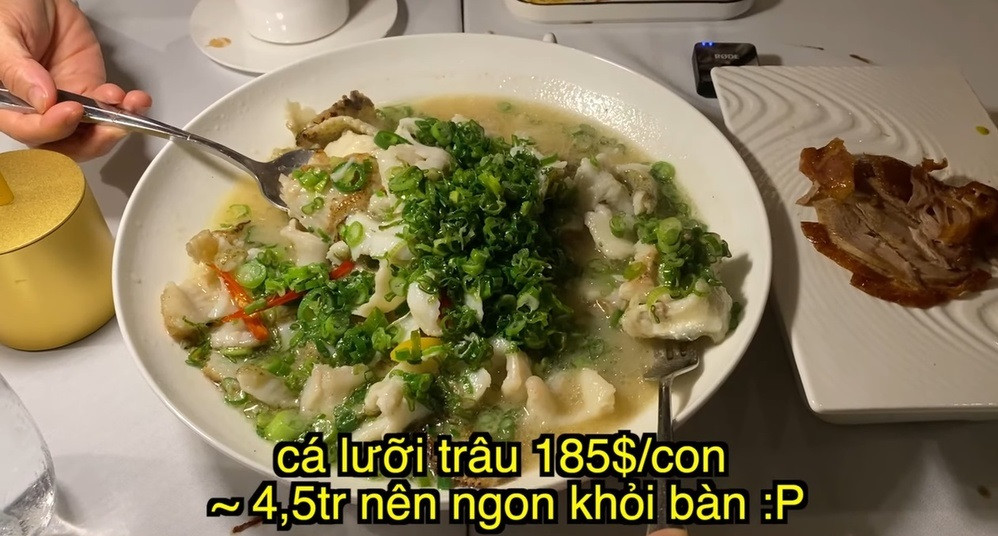 Cũng trong lần xuất hiện này, ngoài tập trung vào phần review ẩm thực của Khoa Pug, dân mạng còn chú ý đến dáng đi và chiều cao của nam YouTuber.