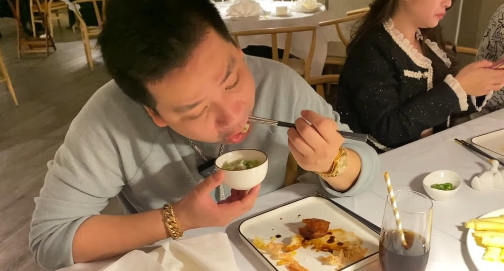 Có thể thấy, sau một thời gian dài tập luyện và hồi phục, Khoa Pug đã đi lại dễ dàng và trông tự nhiên hơn rất nhiều. Chẳng những thế, khi đi gần người khác, anh còn cao hơn tận 1 cái đầu, chứng tỏ việc kéo dài chân đã đạt được hiệu quả như mong muốn.