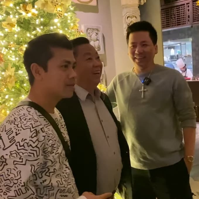 Sự chênh lệch chiều cao rõ rệt của Khoa Pug với người khác. (Ảnh: Chụp màn hình YouTube Khoa Pug)