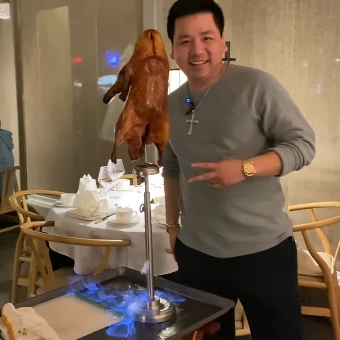 Thế nhưng khi đầu bếp chia nhỏ từng miếng để lên đĩa, Khoa Pug lại tỏ ra ngạc nhiên vì con vịt còn rất nhiều thịt nhưng đã bị mang đi mà không được lọc kĩ: “Còn 2 bên cánh, nguyên phần đầu với đuôi không cắt lấy thịt. Con vịt 3 triệu đồng của tôi. Đã thế lại còn phải tip riêng 20 USD (gần 500 nghìn đồng) cho đầu bếp.