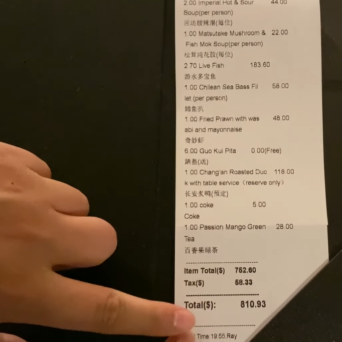 Khoa Pug phải chi trả một số tiền lớn cho bữa ăn này. (Ảnh: Chụp màn hình YouTube Khoa Pug)