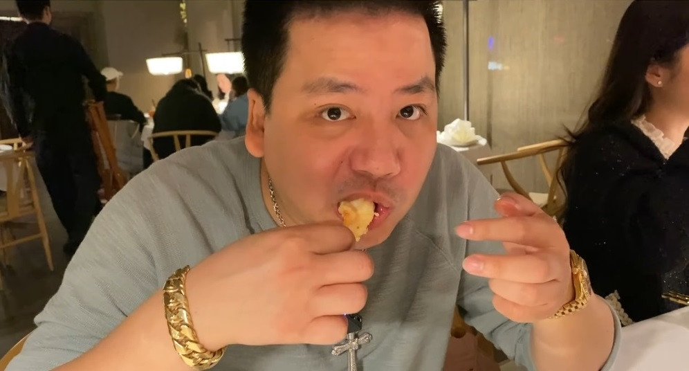 Khoa Pug sau đó còn gọi thêm rất nhiều đồ khác và chất lượng cũng khá đồng đều, xứng đáng với giá tiền và cách phục vụ. Tổng số tiền mà Khoa Pug phải trả cho bữa ăn này là 810 USD (hơn 19 triệu đồng).