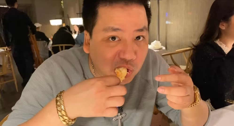 Khoa Pug sau đó còn gọi thêm rất nhiều đồ khác và chất lượng cũng khá đồng đều, xứng đáng với giá tiền và cách phục vụ. Tổng số tiền mà Khoa Pug phải trả cho bữa ăn này là 810 USD (hơn 19 triệu đồng).