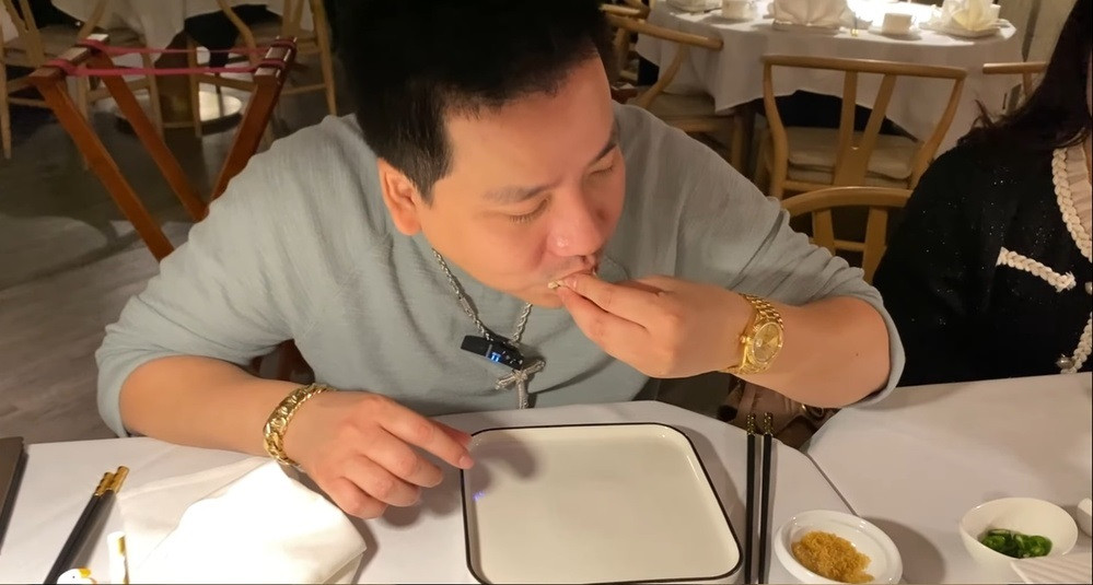 Mặc dù bị bất ngờ với cách ăn “phí của giời” tại nhà hàng nhưng bù lại nam YouTuber cùng bạn lại rất hài lòng với hương vị của món ăn.