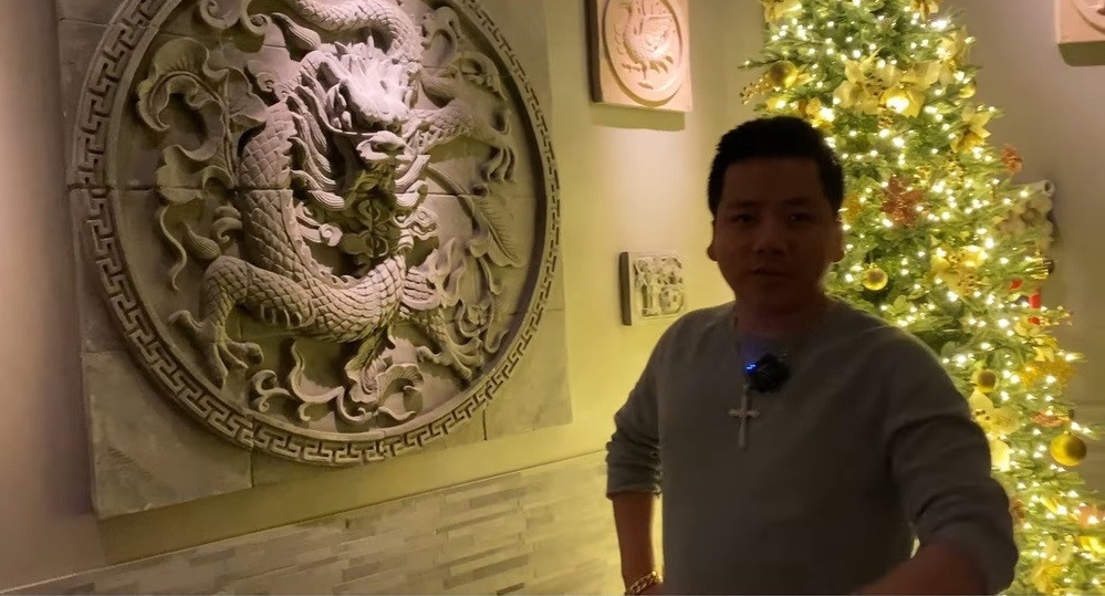 Mới đây, trên kênh cá nhân của mình, Youtuber Khoa Pug đã chia sẻ hình ảnh anh và những người bạn đến ăn tại một nhà hàng sang trọng tại California, Mỹ.