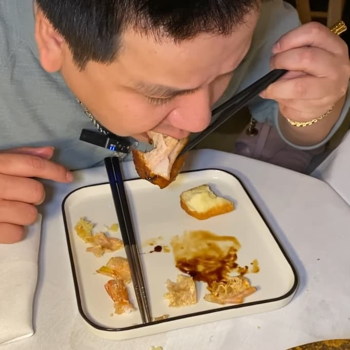 Sau hơn 1 năm thực hiện tăng chiều cao thành công, Khoa Pug bắt đầu chuyển hướng sang làm kinh doanh và còn tiếp tục quay các clip YouTube với nội dung sở trường đó là review ẩm thực.