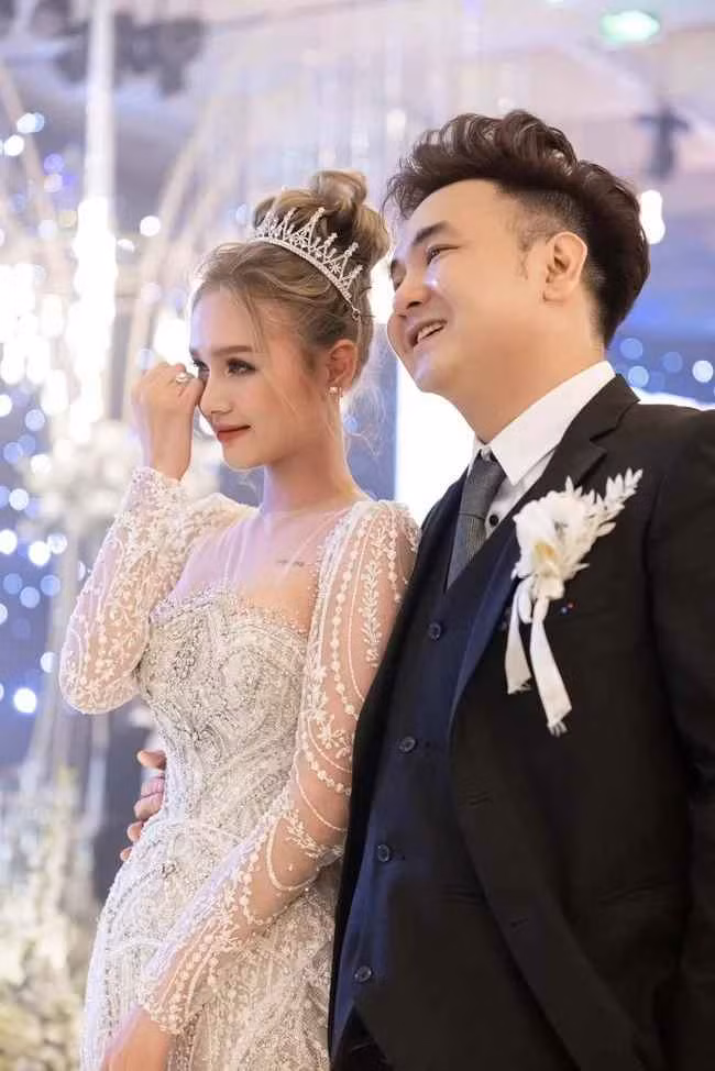 Chưa hết, sau lùm xùm bỏ follow, Xemesis đã có động thái đáng chú ý. Nam streamer đã lại theo dõi vợ trên Instagram nhưng không có bất cứ chia sẻ nào thêm.