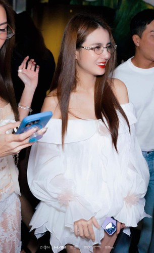 Hiện tại Khánh Chi đang làm việc tại TP.HCM, cô sống độc thân và nuôi con.