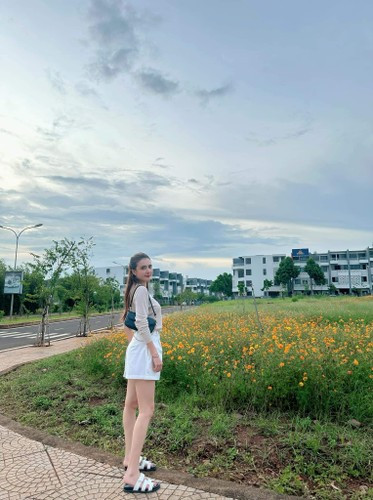 Đặc biệt có thời điểm Lê Khánh Chi còn hoạt động nghệ thuật, thành lập một nhóm nhạc riêng. Tuy nhiên anh trai Công Vinh lại không ủng hộ cô vào showbiz vì sợ thị phi.