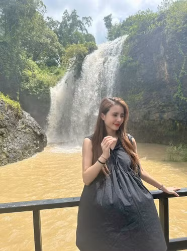 Đến năm 2014, em gái Công Vinh lập gia đình nhưng cuộc sống hôn nhân không hạnh phúc. Sau khi ly hôn, Khánh Chị sang Singapore và mới trở về TP.HCM được vài năm.