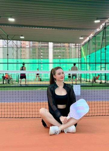 Mặc dù vấp phải lùm xùm nhưng Khánh Chi không đáp trả. Thay vào đó trong buổi tập pickleball gần nhất cô nàng đã nhanh chóng thay đổi trang phục phù hợp hơn.