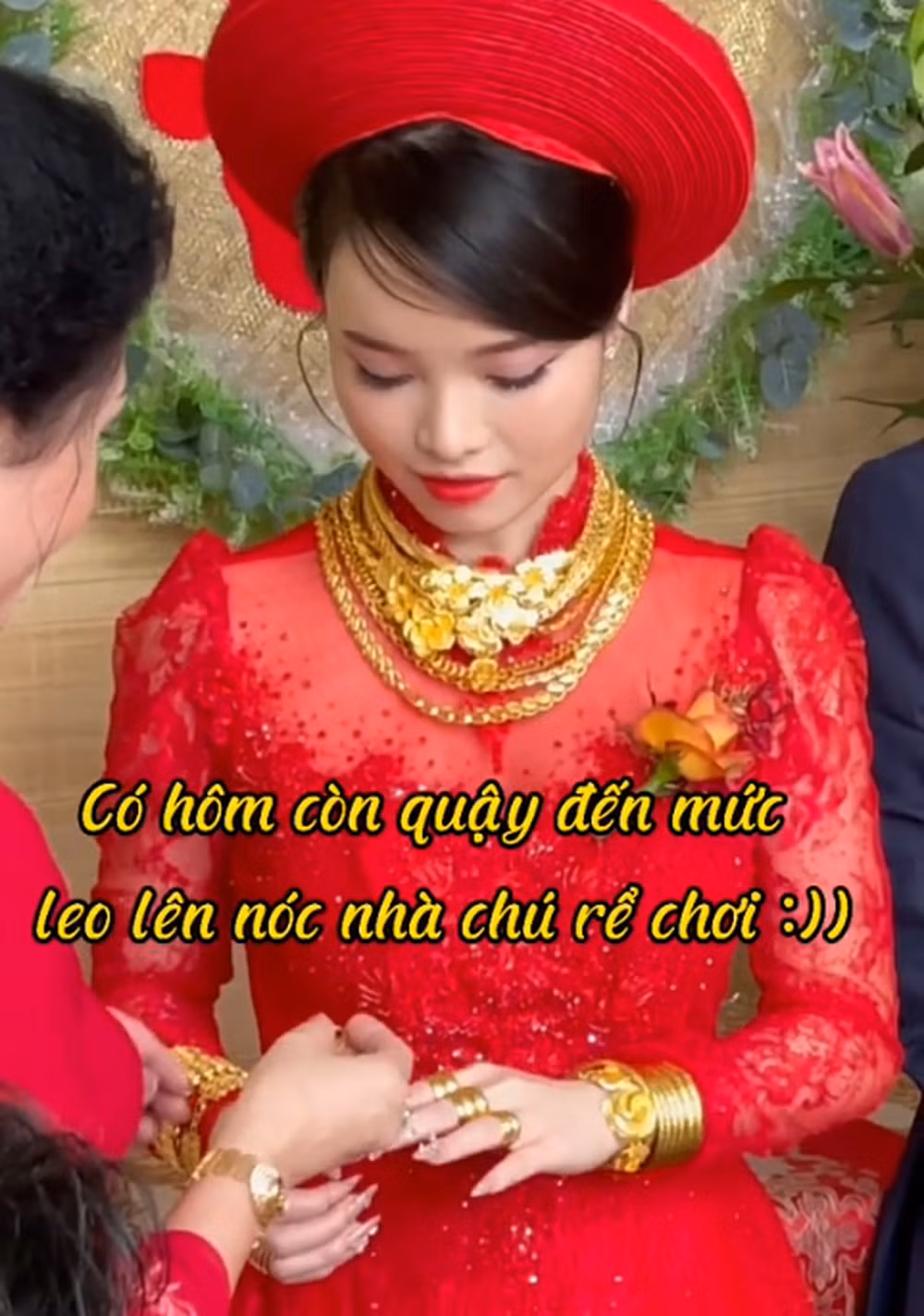 Đoạn clip chị Tuyết cười rạng rỡ, đeo vòng vàng, lắc vàng trĩu cổ được chia sẻ chóng mặt trên mạng xã hội.