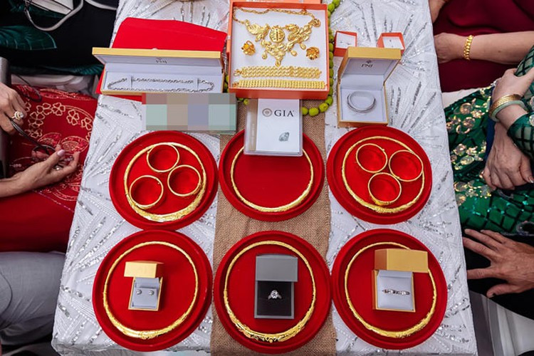 Đám cưới của cô dâu Ánh Tuyết đã trở thành tâm điểm chú ý của cộng đồng mạng, thu hút hàng trăm bình luận. Ai cũng xuýt xoa trước màn trao hồi môn "khủng", hội chị em không khỏi ghen tỵ với cô dâu may mắn này.