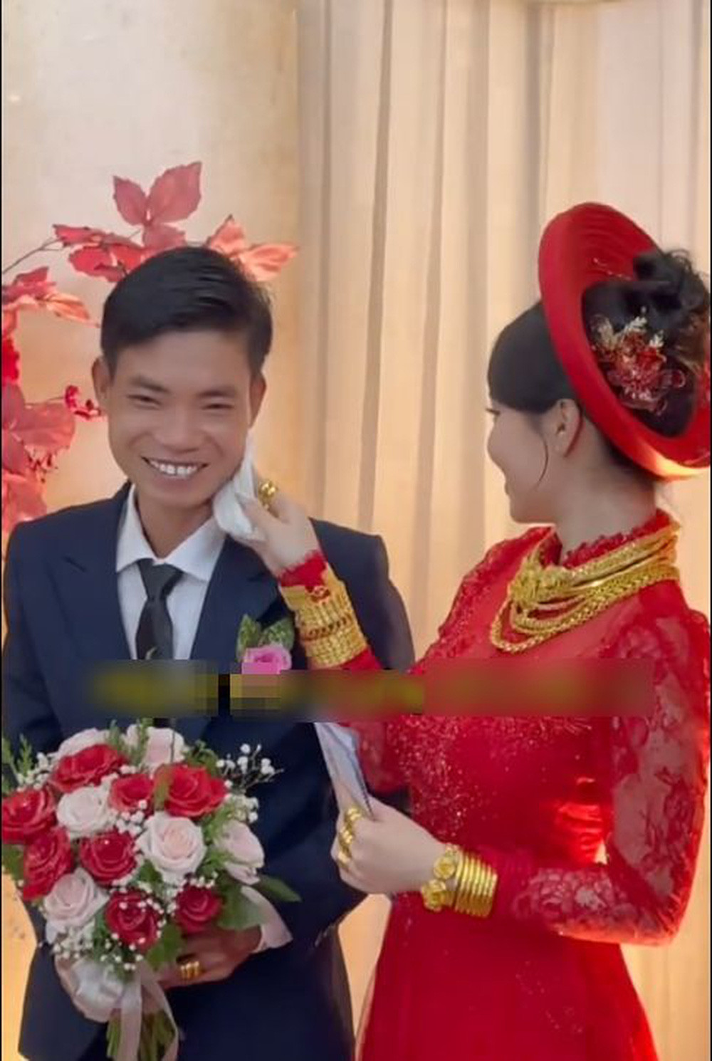 Câu chuyện tình yêu thú vị giữa Tuyết và chồng gây chú ý hơn cả khi bà mối mát tay đưa đẩy họ đến với nhau lại chính là mẹ chồng của cô.