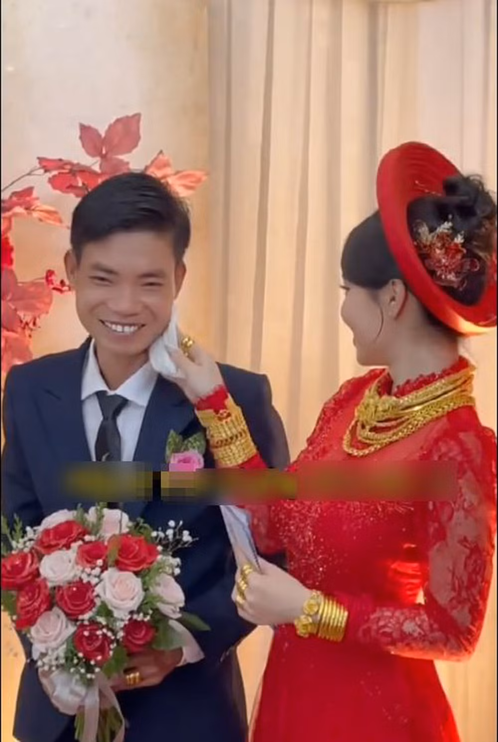 Câu chuyện tình yêu thú vị giữa Tuyết và chồng gây chú ý hơn cả khi bà mối mát tay đưa đẩy họ đến với nhau lại chính là mẹ chồng của cô.