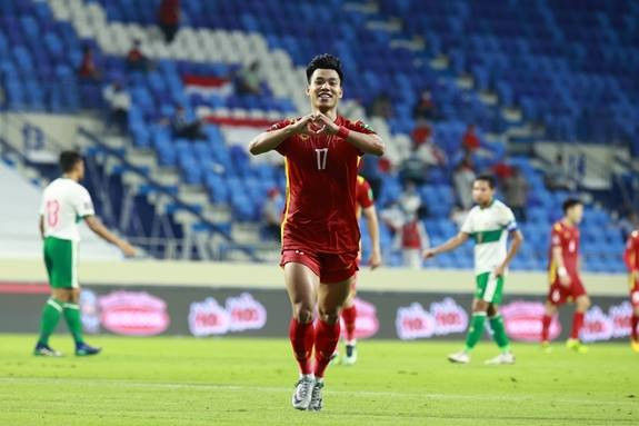 Đây không phải lần đầu tiên những múi cơ của Vũ Văn Thanh khiến hội chị em phải lên tiếng. Trước đó, không ít lần khi khoác áo CLB HAGL, cầu thủ gốc Hải Dương đã từng "cởi áo" để lộ múi.