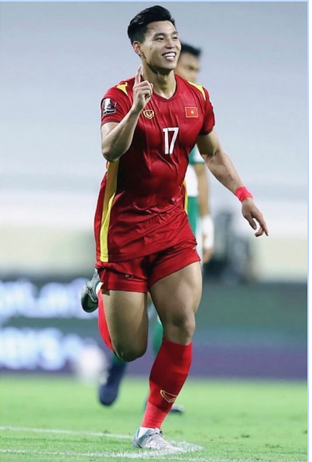 Chiếc đùi của Văn Thanh chiếm trọn spotlight trong mắt các anh, còn body 6 múi khiến hội chị em phải mê mẩn.