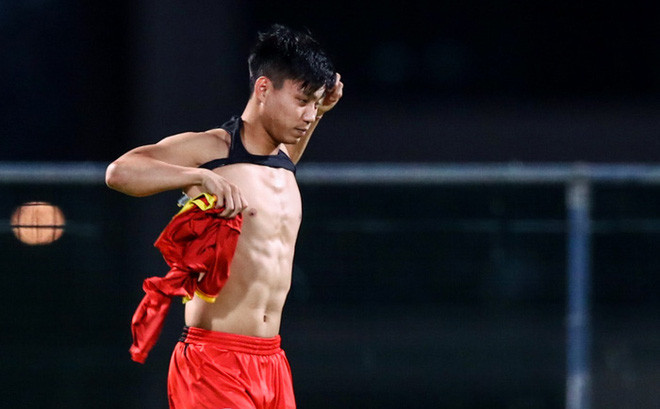 Cách đây chưa lâu, các học trò của HLV Park Hang Seo làm hội chị nước nhà phải nghiêng ngả khi khoe body 6 múi tại bể bơi.