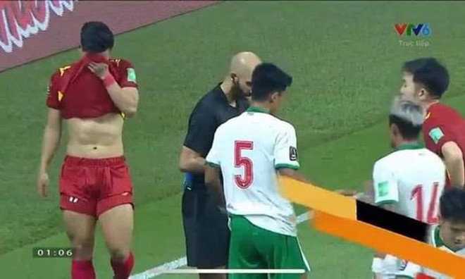 Còn riêng với hội chị em, ngoài kết quả của trận đấu, họ còn trông chờ được thưởng thức "đại tiệc múi sầu riêng" từ các cầu thủ đội tuyển Việt Nam trong đó phải kể tới Vũ Văn Thanh.