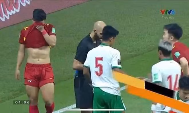 Còn riêng với hội chị em, ngoài kết quả của trận đấu, họ còn trông chờ được thưởng thức "đại tiệc múi sầu riêng" từ các cầu thủ đội tuyển Việt Nam trong đó phải kể tới Vũ Văn Thanh.