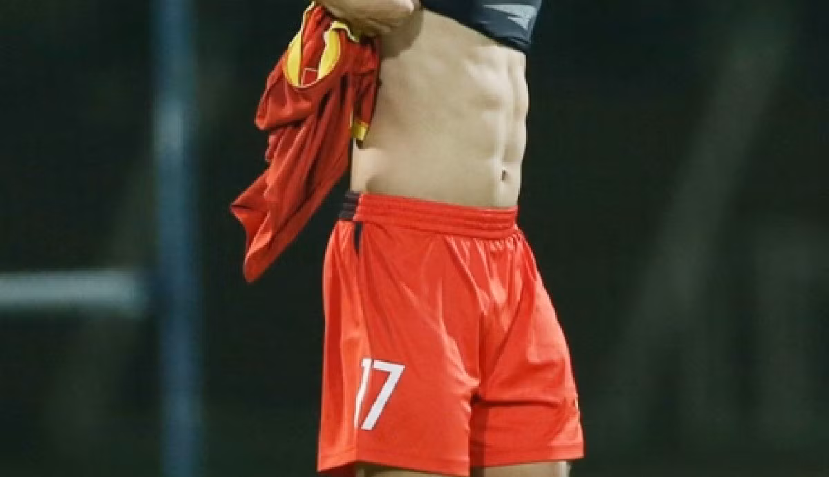 "Ai chú ý múi bụng Văn Thanh chứ tui chỉ mê bộ đùi như 2 cái đùi ếch kia" hay "Tôi bị khủng hoảng tuổi trung niên khi thấy bộ đùi đó đó trời, làm sao tập cho to ra thế được nhỉ."... là những bình luận được dân mạng để lại dưới clip khoe body mà nhân vật chính là cầu thủ đội tuyển Việt Nam - Vũ Văn Thanh.