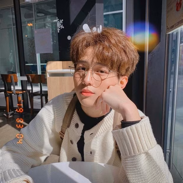 Nhất Hoàng được giới trẻ biết đến khi xuất hiện tại đám cưới của chị gái là rich kid Trinh Hoàng và doanh nhân Jay Trần. Dù chỉ mới sinh năm 2003 nhưng cậu bạn đã nổi bật với vẻ tuấn tú cùng gu thời trang chuẩn Hàn.