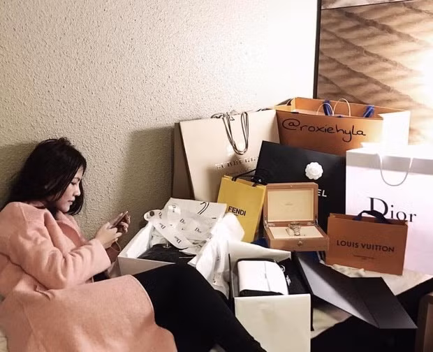 Kiều Yến được biết đến thông qua hình ảnh đội nón lá, khoe dáng chuẩn trước chiếc “xế hộp” tiền tỷ Cadillac trên instagram của Hội con nhà giàu Việt Nam.