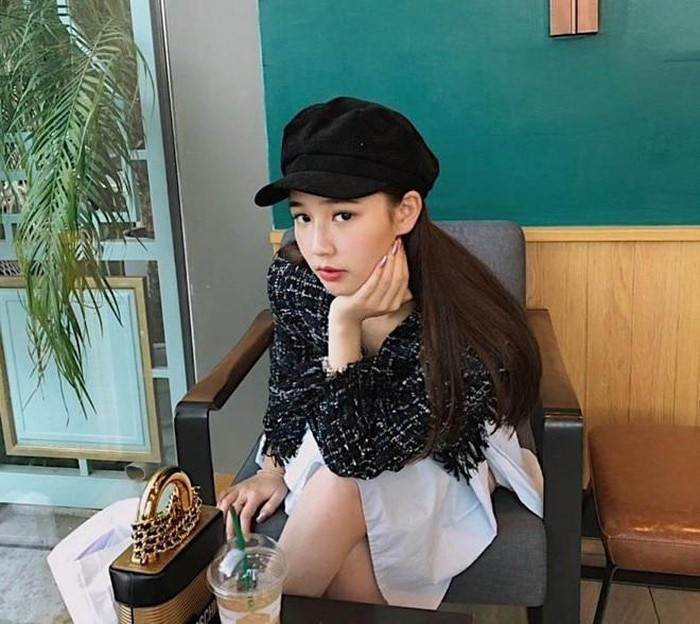 Amee tên thật là Trần Hà My, sinh năm 2000. Cô nàng là chủ nhân của hàng loạt các ca khúc gây sốt “Anh nhà ở đâu thế?”, “Đen đá không đường”, “Ex’s hate me”,…