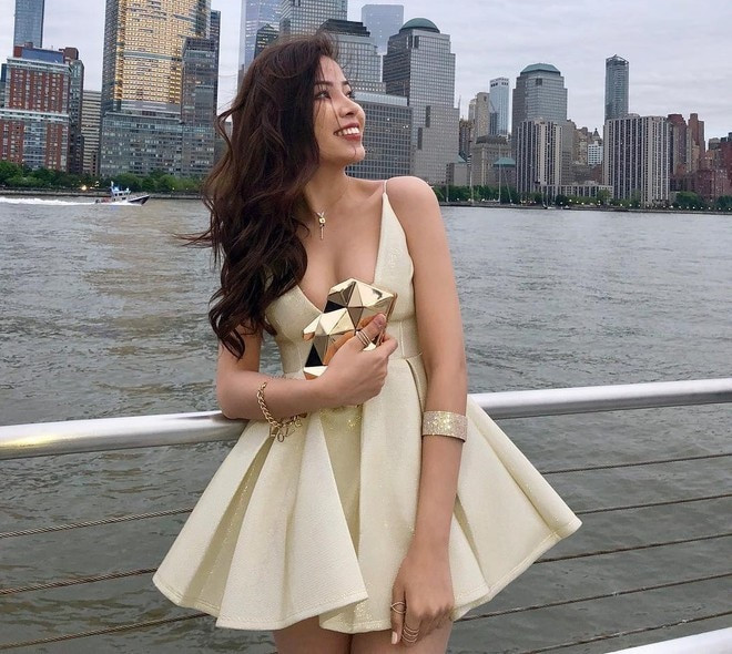 Dù nhỏ tuổi nhưng Vân Anh đã từng mua tặng mẹ tấm vé dạo quanh New York với trực thăng bằng tiền tiết kiệm của mình. Ở tuổi 19, cô nàng gây ấn tượng với gu thời trang đa dạng cùng nhan sắc, vóc dáng nổi bật.