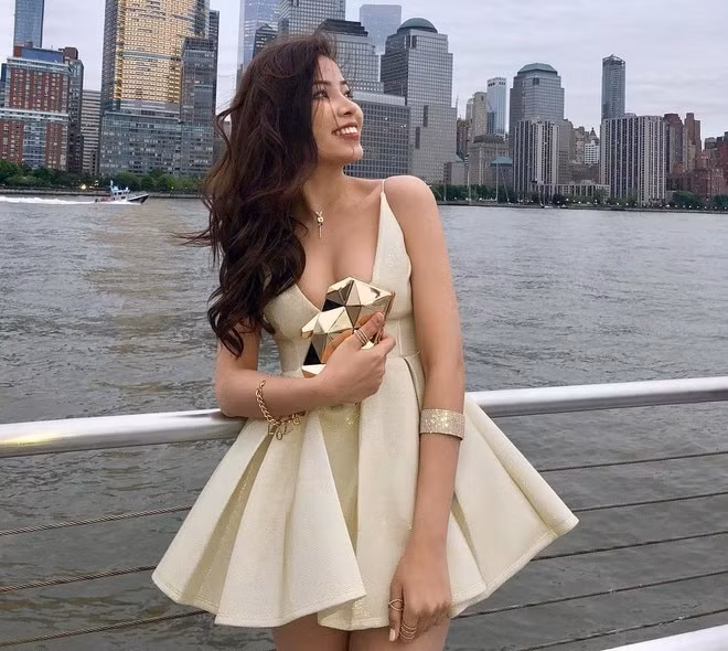 Dù nhỏ tuổi nhưng Vân Anh đã từng mua tặng mẹ tấm vé dạo quanh New York với trực thăng bằng tiền tiết kiệm của mình. Ở tuổi 19, cô nàng gây ấn tượng với gu thời trang đa dạng cùng nhan sắc, vóc dáng nổi bật.