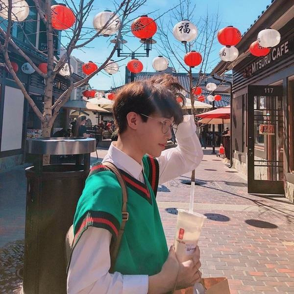 Cậu bạn 10X hiện đang định cư bên Mỹ cùng gia đình và theo học tại một trường công ở Los Angeles.